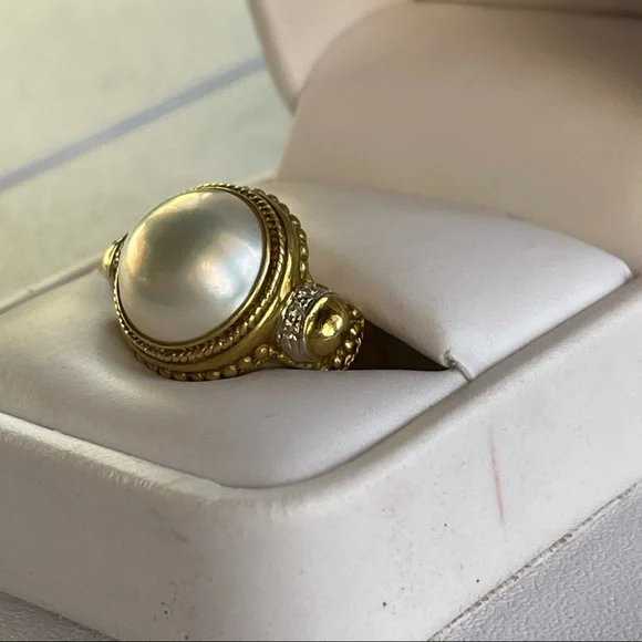 Authentic White Mabé Pearl 18kt gold w/ diamonds cocktail ring retail $3000 - Picture 7 of 11